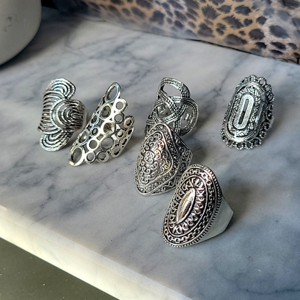 Set of 6 costume jewelry rings.